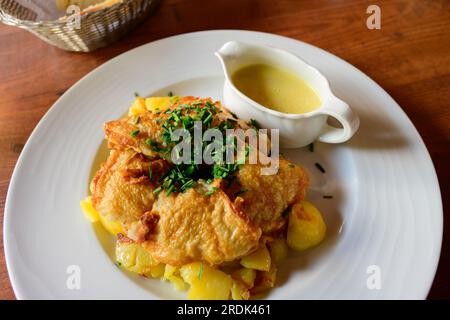 Hamburger Pannfisch, ein traditionelles Hamburger Gericht mit gebratenem Fisch, Bratkartoffeln und einer Senfsauce Stockfoto