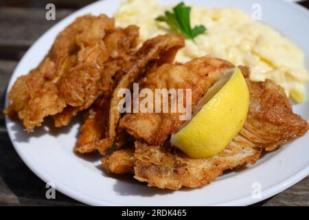 Backfisch Fish Deep Fried Fish in Teig mit Hamburger Kartoffelsalat Nahaufnahme Stockfoto