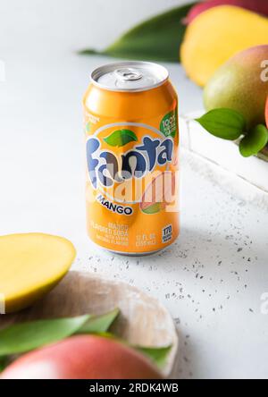 LONDON, Großbritannien - 01. MAI 2023: Fanta-Erfrischungsgetränk mit Mangogeschmack und frischem Obst. Stockfoto