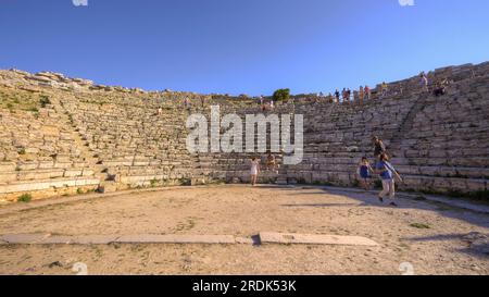 Abendlicht, römisches Amphitheater, wenige Besucher, Segesta, antike Stätte, Archäologische Stätte, Doric, Provinz Trapani, Sizilien, Italien Stockfoto