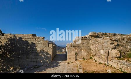 Abendlicht, römisches Amphitheater, Segesta, antike Stätte, archäologische Stätte, Doric, Provinz Trapani, Sizilien, Italien Stockfoto