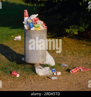 Überquellenden Abfallbehälter Stockfoto