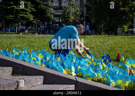 Verwandte haben eine Flagge an der provisorischen Gedenkstätte für gefallene Soldaten auf dem Maidan-Platz in Kiew gepflanzt. Es ist eine Hommage an jemanden, der von Russ getötet wurde Stockfoto