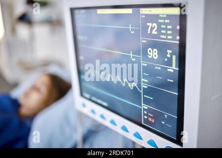 Gesundheitsversorgung, Überwachung und Herzfrequenz im Krankenhaus mit einem Patienten in der Genesung oder in Vorbereitung der Operation. Medizin, Technologie und Kardiologie mit einem Stockfoto