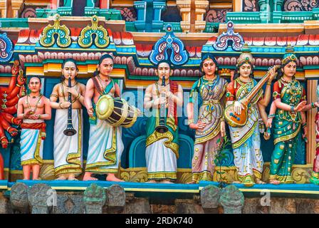 Stuckfiguren auf dem westlichen Gopuram-Turm im Tempel Thillai Nataraja, Chidambaram, Tamil Nadu, Südindien, Indien, Asien Stockfoto