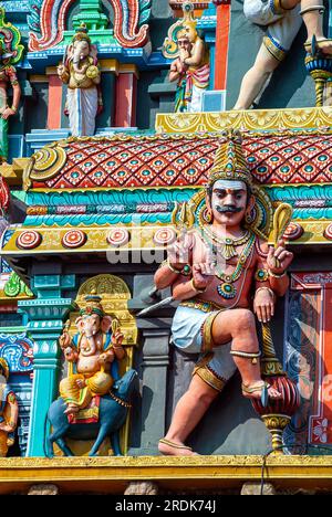 Stuckfiguren auf dem westlichen Gopuram-Turm im Thillai Nataraja-Tempel in Chidambaram, Tamil Nadu, Südindien, Indien, Asien Stockfoto