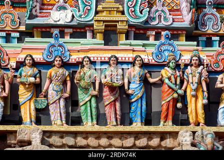 Stuckfiguren auf dem westlichen Gopuram-Turm im Thillai Nataraja-Tempel in Chidambaram, Tamil Nadu, Südindien, Indien, Asien Stockfoto