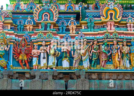 Stuckfiguren auf dem westlichen Gopuram-Turm im Tempel Thillai Nataraja, Chidambaram, Tamil Nadu, Südindien, Indien, Asien Stockfoto