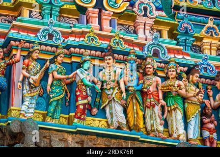 Lord Siva Parvathi Hochzeit Stucco Figuren auf dem westlichen Gopuram-Turm im Thillai Nataraja Tempel, Chidambaram, Tamil Nadu, Südindien, Indien, Asien Stockfoto