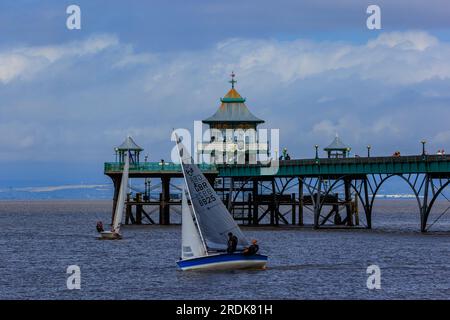 Clevedon Sailing Club Regatta mit einigen der Siling Dinghies vorbei am Clevedon Pier Stockfoto