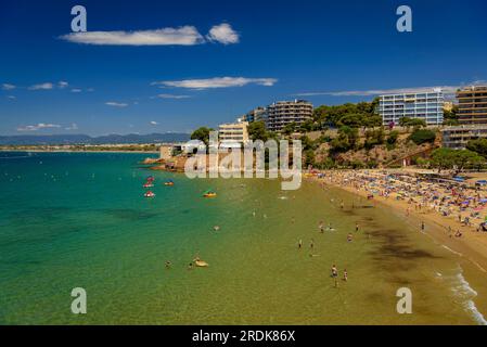 Capellans Beach in Salou vom Küstenpfad an der Küste der Costa Daurada (Tarragona, Katalonien, Spanien) aus gesehen, ESP: La playa de los Capellans de Salou Stockfoto