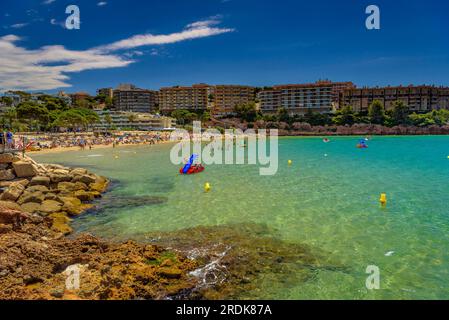 Capellans Beach in Salou vom Küstenpfad an der Küste der Costa Daurada (Tarragona, Katalonien, Spanien) aus gesehen, ESP: La playa de los Capellans de Salou Stockfoto