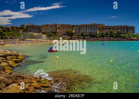 Capellans Beach in Salou vom Küstenpfad an der Küste der Costa Daurada (Tarragona, Katalonien, Spanien) aus gesehen, ESP: La playa de los Capellans de Salou Stockfoto