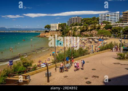 Capellans Beach, in Salou, voller Badender mit grüner Flagge im Vordergrund (Tarragona, Katalonien, Spanien) ESP: La playa de los Capellans, Salou Stockfoto