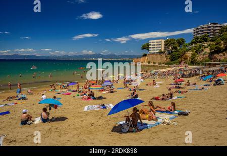 Capellans Beach, in Salou, an der Costa Daurada Küste, an einem Sommertag mit vielen Touristen (Tarragona, Katalonien, Spanien), ESP: La playa de los Capellans Stockfoto