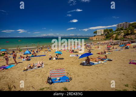 Capellans Beach, in Salou, an der Costa Daurada Küste, an einem Sommertag mit vielen Touristen (Tarragona, Katalonien, Spanien), ESP: La playa de los Capellans Stockfoto