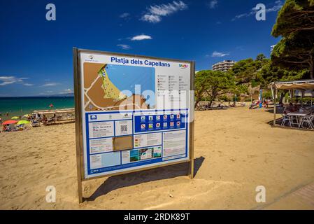 Capellans Beach, in Salou, an der Costa Daurada Küste, an einem Sommertag mit vielen Touristen (Tarragona, Katalonien, Spanien), ESP: La playa de los Capellans Stockfoto