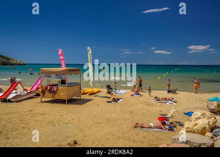 Capellans Beach, in Salou, an der Costa Daurada Küste, an einem Sommertag mit vielen Touristen (Tarragona, Katalonien, Spanien), ESP: La playa de los Capellans Stockfoto