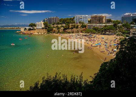 Capellans Beach in Salou vom Küstenpfad an der Costa Daurada aus gesehen (Tarragona, Katalonien, Spanien) ESP: La playa de los Capellans de Salou, España Stockfoto