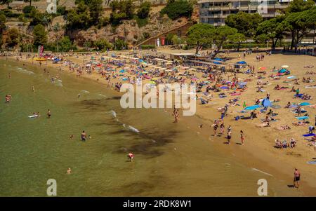 Capellans Beach in Salou vom Küstenpfad an der Costa Daurada aus gesehen (Tarragona, Katalonien, Spanien) ESP: La playa de los Capellans de Salou, España Stockfoto