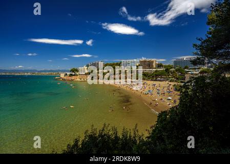 Capellans Beach in Salou vom Küstenpfad an der Küste der Costa Daurada (Tarragona, Katalonien, Spanien) aus gesehen, ESP: La playa de los Capellans de Salou Stockfoto