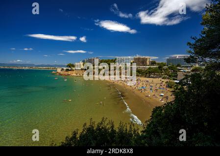 Capellans Beach in Salou vom Küstenpfad an der Küste der Costa Daurada (Tarragona, Katalonien, Spanien) aus gesehen, ESP: La playa de los Capellans de Salou Stockfoto