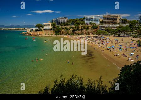 Capellans Beach in Salou vom Küstenpfad an der Küste der Costa Daurada (Tarragona, Katalonien, Spanien) aus gesehen, ESP: La playa de los Capellans de Salou Stockfoto