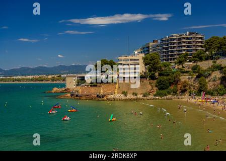 Capellans Beach in Salou vom Küstenpfad an der Küste der Costa Daurada (Tarragona, Katalonien, Spanien) aus gesehen, ESP: La playa de los Capellans de Salou Stockfoto