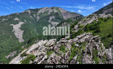 XI'an. 21. Juli 2023. Dieses Luftfoto wurde am 21. Juli 2023 aufgenommen und zeigt die Landschaft im Zhuque National Forest Park in Xi'an, Nordwestchina der Provinz Shaanxi. Der Park, der sich im oberen Bereich des Flusses Ost-Laohe und im Norden des Qinling-Gebirges befindet, erstreckt sich über eine Fläche von 2.621 Hektar, und der höchste Punkt des Bingjing-Gipfels hat eine Höhe von 3.015 Metern. Atemberaubende Landschaften wie unberührte Wälder, Gletscherreste und Wolkensee können Sie entlang der Straße zum Gipfel sehen. Kredit: Liu Xiao/Xinhua/Alamy Live News Stockfoto