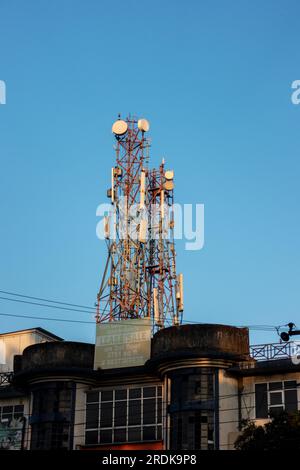 Juni 28. 2023, Uttarakhand, Indien. Signaltürme des Kommunikationsnetzes mit Schüsseln und Antennen mitten in einer Stadt. Stockfoto