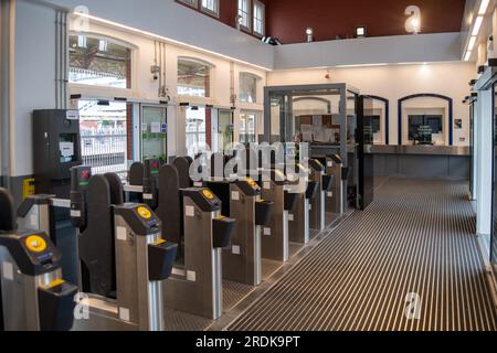 Slough, Großbritannien. 22. Juli 2023. Obwohl heute einige GWR-Züge verkehrten, war der Bahnhof Slough in Berkshire heute Morgen wegen der GWR Industrial Action ruhig. RMT-Streiks finden heute in Teilen des Schienennetzes in England statt, in einem anhaltenden Streit um die Bezahlung und die Schließung von Bahnhofsschaltern. Das Eisenbahnunternehmen, die Rail Delivery Group, hat angekündigt, dass die Schließung der meisten Bahnhofskarten-Büros in England bestätigt wurde. Dies ist ein schwerer Schlag für die Eisenbahnarbeiter, von denen viele befürchten, dass sie ihre Arbeitsplätze verlieren. Es wird auch kritisiert Stockfoto