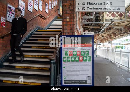 Slough, Großbritannien. 22. Juli 2023. Eine Arbeitskampfmitteilung an der Slough Station. Obwohl heute einige GWR-Züge verkehrten, war der Bahnhof Slough in Berkshire heute Morgen wegen der GWR Industrial Action ruhig. RMT-Streiks finden heute in Teilen des Schienennetzes in England statt, in einem anhaltenden Streit um die Bezahlung und die Schließung von Bahnhofsschaltern. Das Eisenbahnunternehmen, die Rail Delivery Group, hat angekündigt, dass die Schließung der meisten Bahnhofskarten-Büros in England bestätigt wurde. Das ist ein schwerer Schlag für die Eisenbahnarbeiter, von denen viele Angst haben Stockfoto