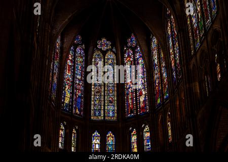 Mehrfarbige Buntglasfenster der Kathedrale Santa María de Regla de León. Die Geschichte der Kathedrale von León beginnt im 10. Jahrhundert, als König von Leó Stockfoto