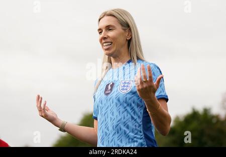 Ehemaliger englischer Torwart Carly Telford während des „Let Girls Play Big Football Day“ des FA auf den Kings College Fields in Ruislip. Let Girls Play Big Football Day ruft Basisvereine aus dem ganzen Land auf, sich zu beteiligen und den Start der England Women's World Cup Kampagne und die Entwicklung des Frauen- und Mädchenfußballs zu feiern. Bilddatum: Samstag, 22. Juli 2023. Stockfoto