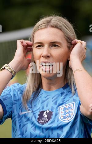 Ehemaliger englischer Torwart Carly Telford während des „Let Girls Play Big Football Day“ des FA auf den Kings College Fields in Ruislip. Let Girls Play Big Football Day ruft Basisvereine aus dem ganzen Land auf, sich zu beteiligen und den Start der England Women's World Cup Kampagne und die Entwicklung des Frauen- und Mädchenfußballs zu feiern. Bilddatum: Samstag, 22. Juli 2023. Stockfoto