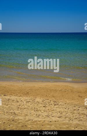 Platja Llarga (langer Strand) in Salou, an der Costa Daurada Küste, im Sommer mit einigen Badenden (Tarragona, Katalonien, Spanien) Stockfoto