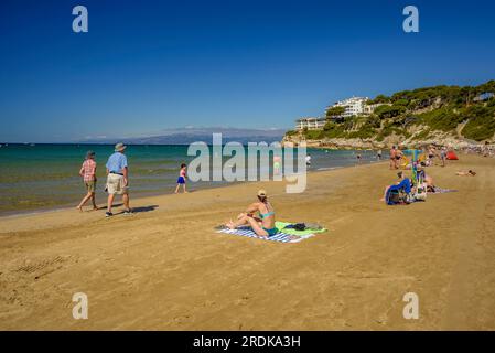 Platja Llarga (langer Strand) in Salou, an der Costa Daurada Küste, im Sommer mit einigen Badenden (Tarragona, Katalonien, Spanien) Stockfoto