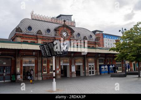 Slough, Großbritannien. 22. Juli 2023. Obwohl heute einige GWR-Züge verkehrten, war der Bahnhof Slough in Berkshire heute Morgen wegen der GWR Industrial Action ruhig. RMT-Streiks finden heute in Teilen des Schienennetzes in England statt, in einem anhaltenden Streit um die Bezahlung und die Schließung von Bahnhofsschaltern. Das Eisenbahnunternehmen, die Rail Delivery Group, hat angekündigt, dass die Schließung der meisten Bahnhofskarten-Büros in England bestätigt wurde. Dies ist ein schwerer Schlag für die Eisenbahnarbeiter, von denen viele befürchten, dass sie ihre Arbeitsplätze verlieren. Es wird auch kritisiert Stockfoto