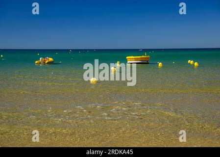 Platja Llarga (langer Strand) in Salou, an der Costa Daurada Küste, im Sommer mit einigen Badenden (Tarragona, Katalonien, Spanien) Stockfoto