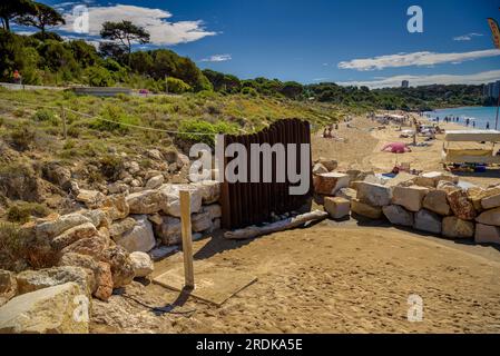 Platja Llarga (langer Strand) in Salou, an der Costa Daurada Küste, im Sommer mit einigen Badenden (Tarragona, Katalonien, Spanien) Stockfoto