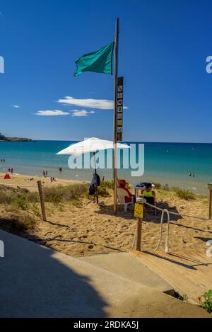 Platja Llarga (langer Strand) in Salou, an der Costa Daurada Küste, im Sommer mit einigen Badenden (Tarragona, Katalonien, Spanien) Stockfoto