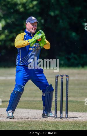 Clydach, Wales. 3. Juni 2023 Wicketkeeper Stephen Crane von Clydach fängt den Ball hinter den Baumstümpfen während des Zweiten Spiels der South Wales Premier Cricket League Division zwischen Clydach und Chepstow im Waverley Park in Clydach, Wales, Großbritannien am 3. Juni 2023. Kredit: Duncan Thomas/Majestic Media. Stockfoto