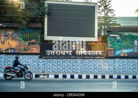 Juni 28. 2023, Uttarakhand, Indien. Uttarakhand Secretariat, Rajpur Road, Dehradun City. Englische Übersetzung der Schilder in Hindi-Sprache Stockfoto