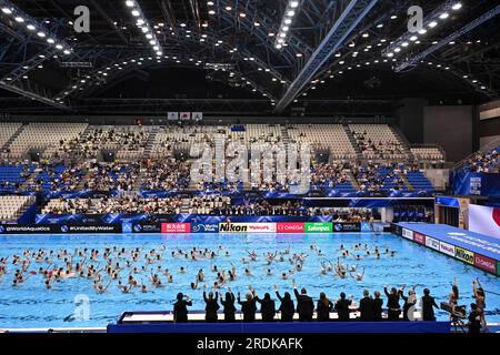 Fukuoka, Japan. 22. Juli 2023. Schwimmer winken den Zuschauern während der Gala-Ausstellung zum künstlerischen Schwimmen bei der World Aquatics Championships in Fukuoka, Japan, am 22. Juli 2023. Kredit: Xu Chang/Xinhua/Alamy Live News Stockfoto