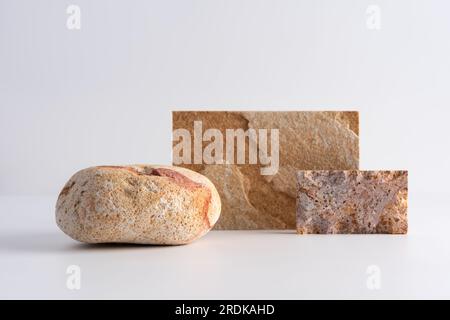 Steinpodium oder Produkt werden auf grauem Hintergrund angezeigt. Natürlicher Schönheitsfuß für Verpackungen und Kosmetik. Stockfoto