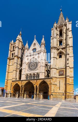 Die Kathedrale Santa María de Regla de León ist zweifellos das berühmte Wahrzeichen der Stadt. Die Geschichte beginnt im 10. Jahrhundert, als König von León Ordoño II Stockfoto