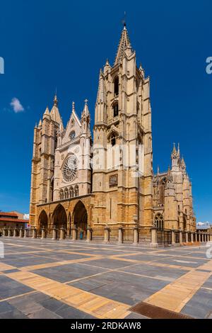 Die Kathedrale Santa María de Regla de León ist zweifellos das berühmte Wahrzeichen der Stadt. Die Geschichte beginnt im 10. Jahrhundert, als König von León Ordoño II Stockfoto