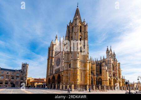 Die Kathedrale Santa María de Regla de León ist zweifellos das berühmte Wahrzeichen der Stadt. Die Geschichte beginnt im 10. Jahrhundert, als König von León Ordoño II Stockfoto