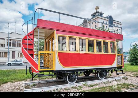 Kazan, Russland - 8. Juni 2023: Retro-Straßenbahn auf der Peterburgskaja Straße. Pferdekutsche hergestellt von Ateliers Metallurgiques, Belgien. Betrieben auf Kasanpferd Stockfoto