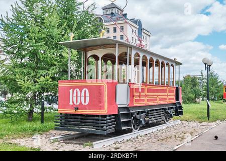 Kasan, Russland - 8. Juni 2023: Retro-Straßenbahn auf der Peterburgskaya-Straße. Zweiachsiger Motor Elektro-Straßenbahn-Auto Nivelles, hergestellt in Belgien. Betrieben auf Kazan 198 Stockfoto